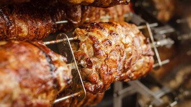 Τσικνοπέμπτη 2024: Πότε πέφτει φέτος η γιορτή - Όλες οι αργίες του 2024