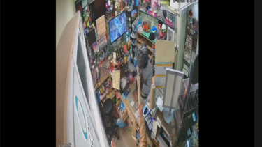 Ιδιοκτήτρια μίνι μάρκετ κυνήγησε με τον πλάστη τον επίδοξο ληστή! Δείτε βίντεο