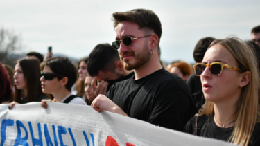 Λάρισα: «Αλυσίδα» μνήμης και δάκρυα για τους 57 νεκρούς των Τεμπών 