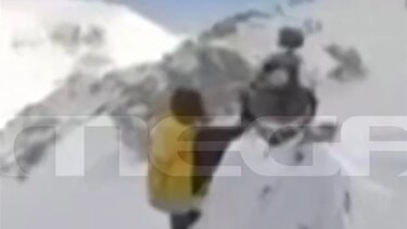 Βουλγαρία: Η στιγμή που ο Έλληνας σκιέρ παρασύρεται από τη χιονοστιβάδα