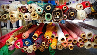 Τα τόπια υφάσματος έκρυβαν χιλιάδες λαθραία τσιγάρα!