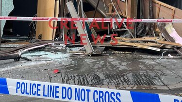 Λονδίνο: Λεωφορείο έπεσε σε κτίριο - Αποκλειστικές φωτογραφίες