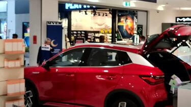 Χαμός σε εμπορικό κέντρο – Αυτοκίνητο έπεσε σε τζαμαρία καταστήματος