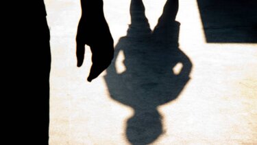 Σοκ στη Χαλκίδα: Προσπάθησε να πνίξει τη σύζυγό του με καλώδιο, χτύπησε και το παιδί τους