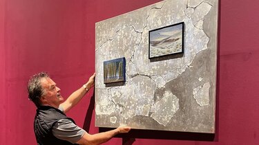 Πυρετώδεις προετοιμασίες για τα εγκαίνια της έκθεσης «Reflections-Αντανακλάσεις» 