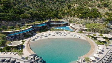 Μαύρα σύννεφα πάνω από το Elounda Hills;