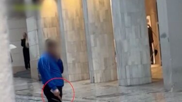 Μαχαίρωμα στην Ερμού: Ο δράστης διάλεξε "στα τυφλά" το θύμα του