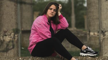 Μια γενιά που μεγαλώνει με κομμένα τα φτερά...