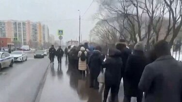 Κηδεία Ναβάλνι: Χιλιάδες υποστηρικτές του συγκεντρώθηκαν στην εκκλησία για τη νεκρώσιμη ακολουθία