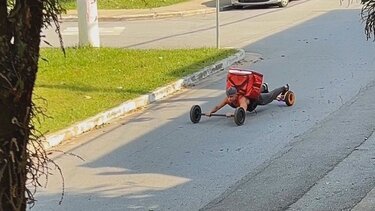 Ο πιο απίθανος τρόπος μετακίνησης ντελιβερά!