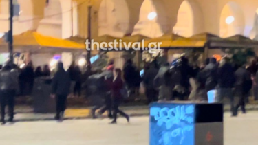 Επεισόδια στη Θεσσαλονίκη: Κουκουλοφόροι επιτέθηκαν στη συγκέντρωση κατά της τρανσοφοβίας