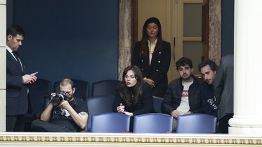 Στα θεωρεία της βουλής επιζώντες και συγγενείς των θυμάτων των Τεμπών