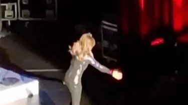 Βίκυ Λέανδρος: Έπεσε από τη σκηνή ενώ τραγουδούσε