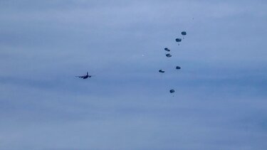 Οι ΗΠΑ άρχισαν τις από αέρος ρίψεις ανθρωπιστικής βοήθειας στη Γάζα