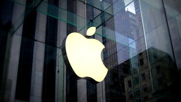 Η Apple σπάει στα δύο το App Store της