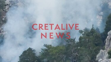 Φωτιά στο Φαράγγι της Σαμαριάς: Ρίψεις και από ελικόπτερο 