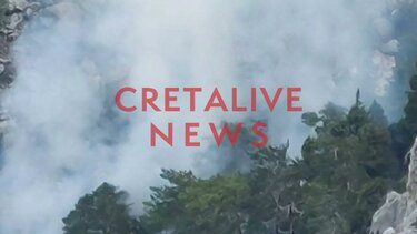 Φωτιά στο φαράγγι της Σαμαριάς: Συνεχίζουν οι επίγειες δυνάμεις της Πυροσβεστικής