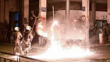 Μπαράζ επιθέσεων σε αστυνομικές δυνάμεις χθες βράδυ στα Εξάρχεια