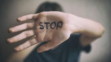 Ο Σύνδεσμος Μελών Γυναικείων Σωματείων ενώνει τις φωνές για την εξάλειψη της βίας κατά των γυναικών