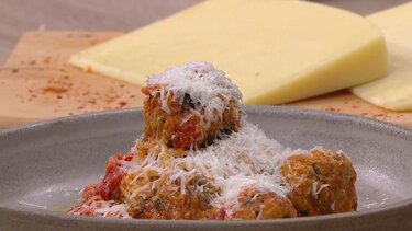 Σπαγγέτι με κεφτέδες και πεκορίνο Αμφιλοχίας