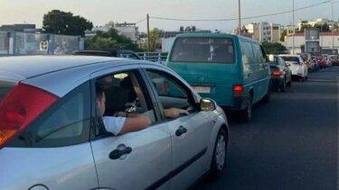 Μια λακούβα ... προκαλεί κυκλοφοριακό "έμφραγμα"