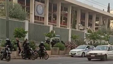 Μέλη του Ρουβίκωνα πέταξαν τρικάκια και άνοιξαν τη σημαία της Παλαιστίνης έξω από την πρεσβεία των ΗΠΑ