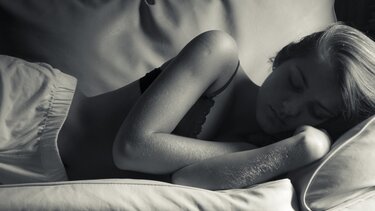 Γιατί μουδιάζουν τα χέρια στον ύπνο 