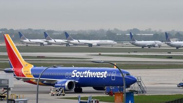 ΗΠΑ: Κάλυμμα κινητήρα αεροσκάφους Boeing έπεσε κατά την απογείωση πτήσης