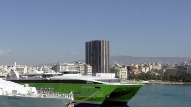 Πειραιάς: Γυναίκα ανασύρθηκε χωρίς τις αισθήσεις της από τη θάλασσα