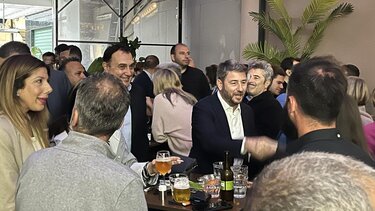 Χαλάρωσε με… ποτάκι και κουβέντα στα Λιοντάρια ο Ανδρουλάκης!