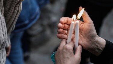 Το Άγιο Φως έφτασε την Αθήνα από τα Ιεροσόλυμα – Θα μεταφερθεί σε όλη την Ελλάδα