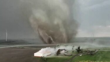 Ένας νεκρός και πολλοί τραυματίες από ανεμοστρόβιλο στo Παρίσι