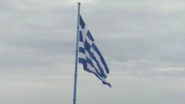 Κατέβασε την ελληνική σημαία του δημαρχείου και την έκαψε