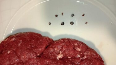 Απίστευτο περιστατικό στη Λάρισα: Μαγείρεψε μπιφτέκια στον γιο της με... σκάγια