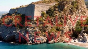 Στη ΜΕΘ ο τουρίστας που έπεσε στα βράχια