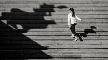 Ισόβια: η μητέρα έλειπε στη δουλειά και έσερνε με τη βία την 9χρονη στο κρεβάτι