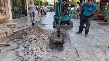 Σκάβουν ξανά στην αγορά μετά το τσιμέντωμα του αποχετευτικού αγωγού (video)