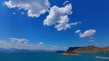 Συννεφιά και ζέστη αναμένονται την Πέμπτη