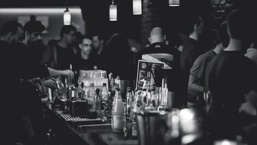 Για ένα μπουκάλι ουίσκι βγήκε μαχαίρι σε παρέα στο μπαρ!