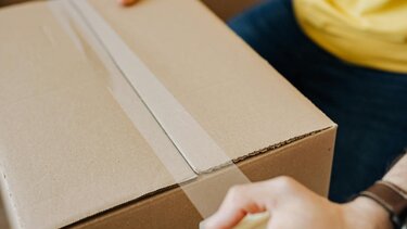 Πήγε να παραλάβει το δέμα, αλλά έφυγε με... χειροπέδες