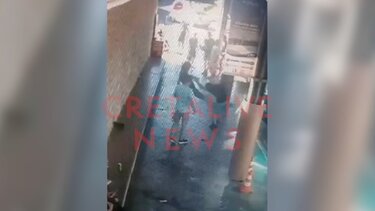 Σε κατάσταση αμόκ χτυπούσε τουρίστες και αστυνομικούς - Δείτε βίντεο