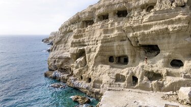 Μία βουτιά στην παραλία των Ματάλων!