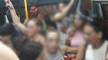 Ώρα αιχμής στο mini bus και όποιος πρόλαβε... πρόλαβε!