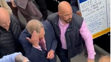 Περιέλουσαν με αναψυκτικό τον Νάιτζελ Φάρατζ έξω από παμπ