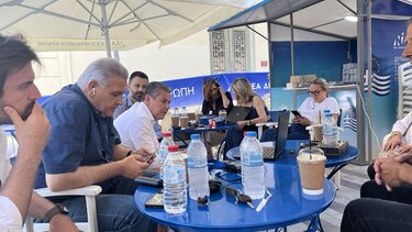 Με καφεδάκι και νεράκι στο εκλογικό κέντρο της ΝΔ