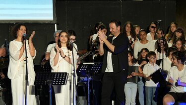 Πλήθος κόσμου στην Πύλη Βηθλεέμ για τη μουσική παράσταση "Σκύλος στον δρόμο"