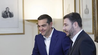 Η ιδιαίτερη συνάντηση Ανδρουλάκη και Τσίπρα στην Πλάκα
