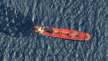 Γροιλανδία: Πλοίο που μετέφερε χιλιάδες λίτρα ντίζελ βυθίστηκε κοντά στο Νανορτάλικ