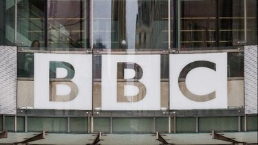 Σε «βαθιά» κρίση το BBC: Το «πειραγμένο» βίντεο που οδήγησε δύο στελέχη σε παραίτηση