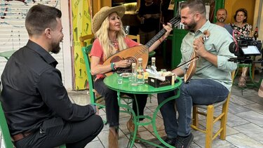 Άννα Βίσση και Γιώργος Γλυκοκόκαλος έπαιξαν... κοντυλιές στο κέντρο του Ηρακλείου!